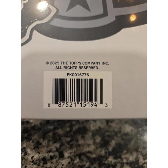 2025 Topps Basketball Binder with 9 Pocket Pages Sealed - Picture 5 of 5